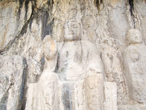 Grutas de Luoyang Longmen. Buda quebrado e as cavernas de pedra e — Fotografia de Stock