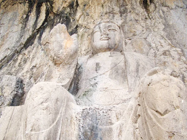 Grutas de Luoyang Longmen. Buda quebrado e as cavernas de pedra e — Fotografia de Stock