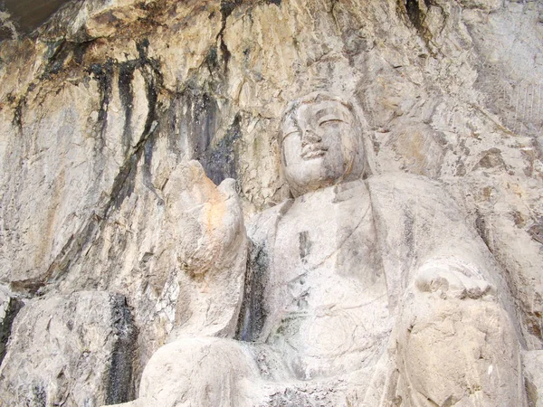 Grutas de Luoyang Longmen. Buda quebrado e as cavernas de pedra e — Fotografia de Stock