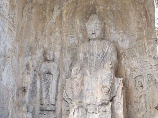 Luoyang Longmen гроти. Зламаний Будда і кам'яні печери і — стокове фото