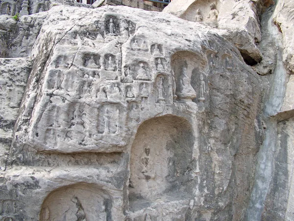 Luoyang Longmen grottoes. Tört Buddha és a kő barlangok és — Stock Fotó