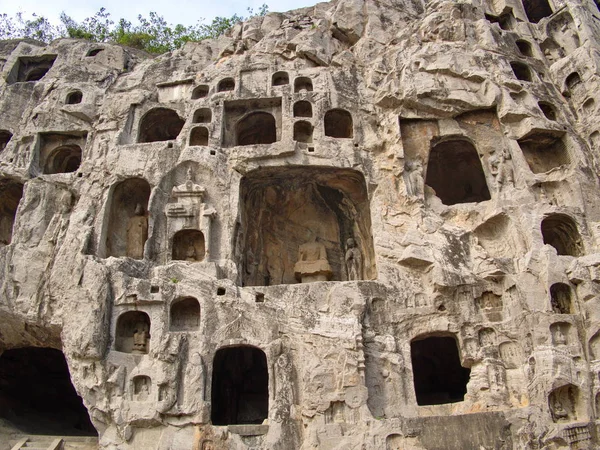 Grotte di Luoyang Longmen. Buddha rotto e le grotte di pietra e — Foto Stock