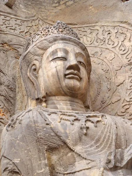 Grutas de Luoyang Longmen. Buda quebrado e as cavernas de pedra e — Fotografia de Stock