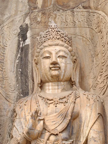 Luoyang longmen grotten. zerbrochener Buddha und die Steinhöhlen und — Stockfoto