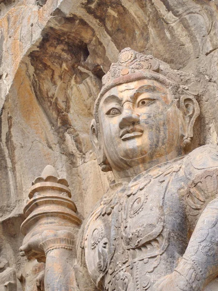 Grutas de Luoyang Longmen. Buda quebrado e as cavernas de pedra e — Fotografia de Stock