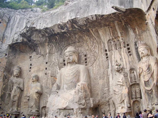 Grutas de Luoyang Longmen. Buda quebrado e as cavernas de pedra e — Fotografia de Stock