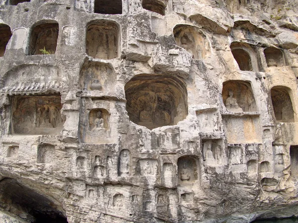 Luoyang Longmen mağaraları. Kırık Buda ve taş mağaralar ve 