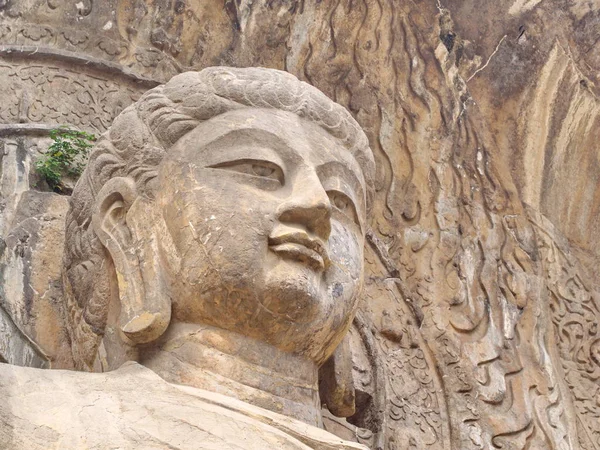 Grutas de Luoyang Longmen. Buda quebrado e as cavernas de pedra e — Fotografia de Stock