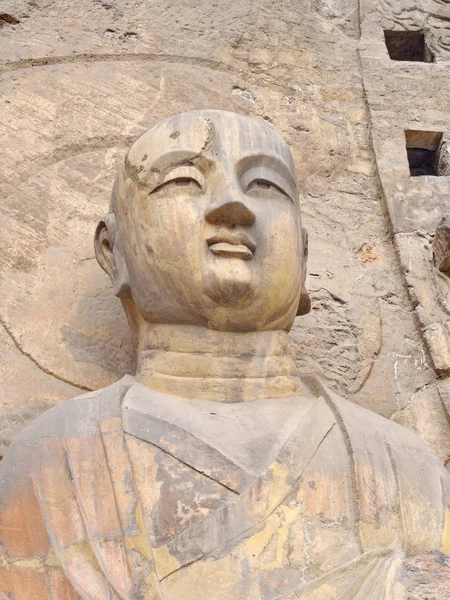 Luoyang Longmen Grottoes. Trasiga Buddha och sten grottorna och — Stockfoto