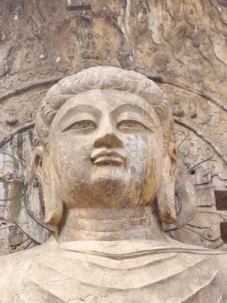 Grutas de Luoyang Longmen. Buda quebrado e as cavernas de pedra e — Fotografia de Stock