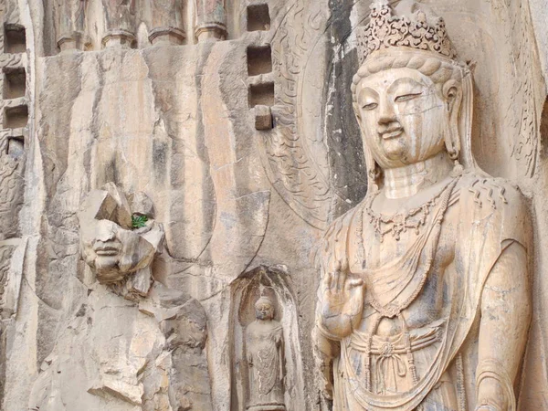 Grutas de Luoyang Longmen. Buda roto y las cuevas de piedra y — Foto de Stock