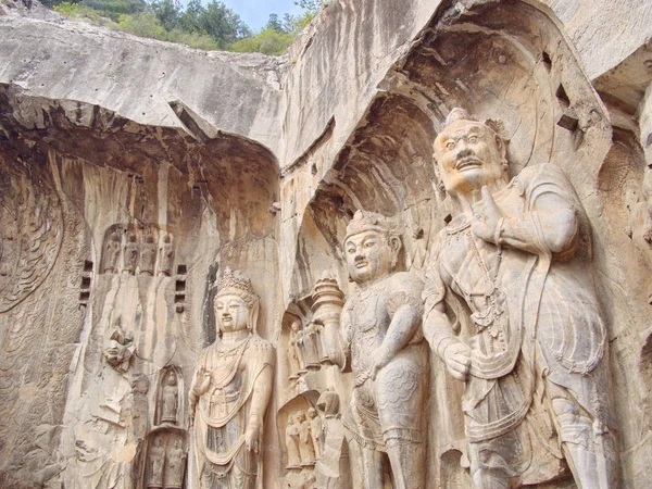 Luoyang Longmen grottoes. Tört Buddha és a kő barlangok és — Stock Fotó