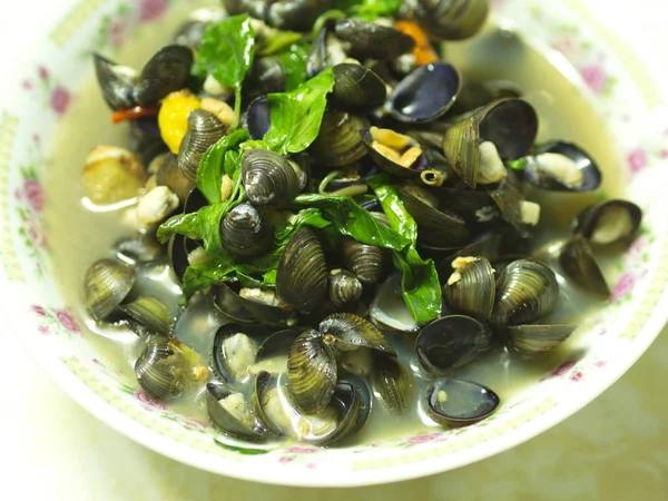 Shell Soup com alho, pimenta, hortelã e manjericão. Tradicional Nor — Fotografia de Stock