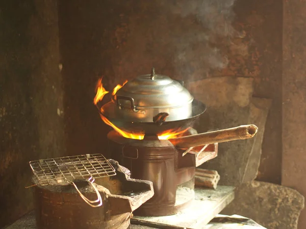 Traditionelle Küche, klebriger Reis dampfenden Topf - Kochbereich in — Stockfoto