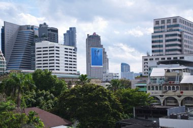 Devlet Kulesi Bulutlu gökyüzü Altın Kubbe ve Bina Etrafında. B