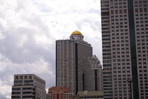 Хмарний небо державної башти золотий купол і будівлю навколо. B — стокове фото