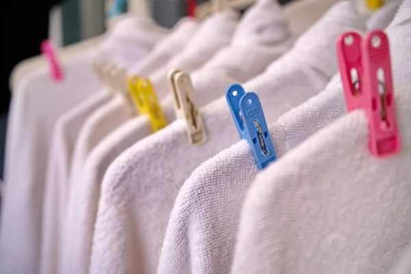 洗涤后白毛巾悬挂干燥。清洁和柔软。洗衣店 — 图库照片