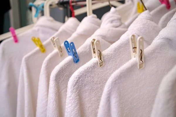 Vit handduk hängande torkning efter tvättning. Rent och mjukt. Tvättstuga — Stockfoto
