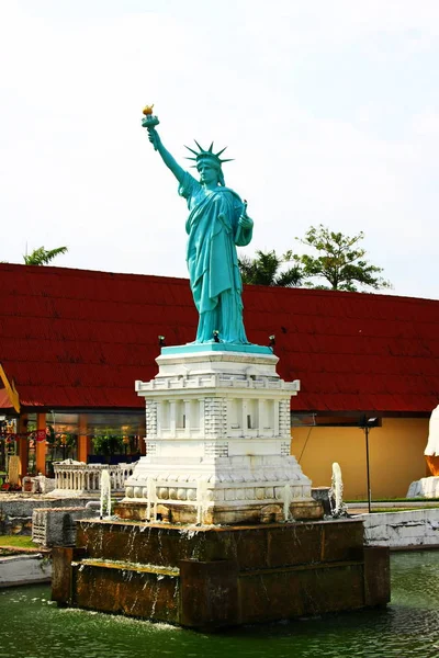 Статуя Свободы в парке Мини-Сиам в городе Паттайя, США — стоковое фото