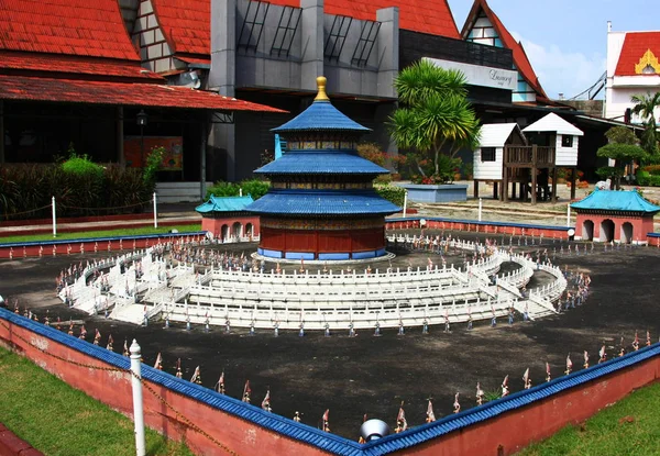 O modelo do mini templo de Tien Tan. Tirado do Mini Sião. Pattaya. — Fotografia de Stock