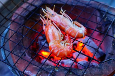 Izgara karides (Dev Tatlı Su Nehri karidesi) evde mangal kömürüyle ızgara, akşamları Doğal Işık. Bangkok, Tayland.