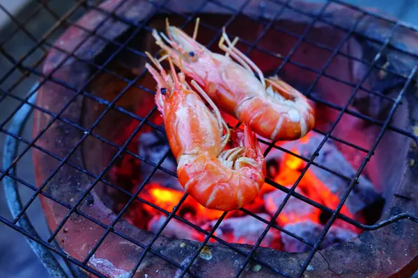 Izgara karides (Dev Tatlı Su Nehri karidesi) evde mangal kömürüyle ızgara, akşamları Doğal Işık. Bangkok, Tayland.