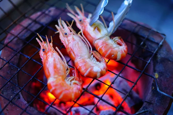 Izgara karides (Dev Tatlı Su Nehri karidesi) evde mangal kömürüyle ızgara, akşamları Doğal Işık. Bangkok, Tayland.