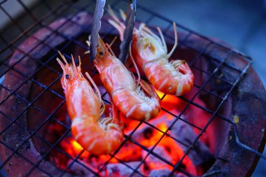 Izgara karides (Dev Tatlı Su Nehri karidesi) evde mangal kömürüyle ızgara, akşamları Doğal Işık. Bangkok, Tayland.