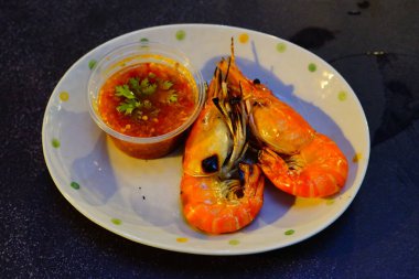 Izgara karides (Dev Tatlı Su Nehri karidesi) evde mangal kömürüyle ızgara, akşamları Doğal Işık. Bangkok, Tayland.