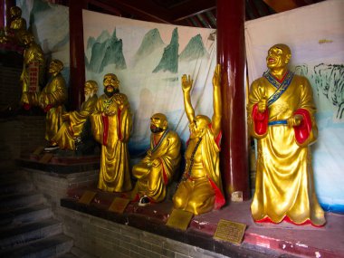 Şaolin Tapınağı 'ndaki altın bir Shaolin Keşiş Heykeli' ne yakın çekim. Şaolin Manastırı aynı zamanda Şaolin Tapınağı olarak da bilinir. Dengfeng, Zhengzhou Şehri, Henan Eyaleti, Çin, 18 Ekim 2018.