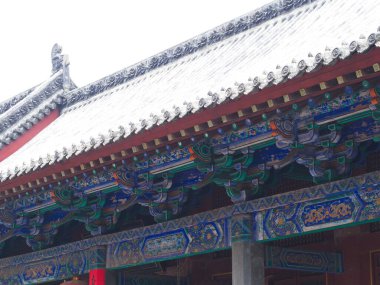 Şaolin Tapınağındaki Binanın Çatısında Detay Mimarisi. Şaolin Manastırı aynı zamanda Şaolin Tapınağı olarak da bilinir. Dengfeng, Zhengzhou Şehri, Henan Eyaleti, Çin, 18 Ekim 2018.