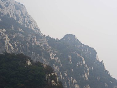 Shaolin Manastırı 'ndaki Songshan Dağı aynı zamanda Şaolin Tapınağı olarak da bilinir. Dengfeng, Zhengzhou Şehri, Henan Eyaleti, Çin, 18 Ekim 2018.
