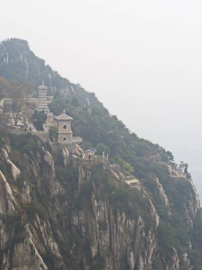 Shaolin Manastırı 'ndaki Songshan Dağı aynı zamanda Şaolin Tapınağı olarak da bilinir. Dengfeng, Zhengzhou Şehri, Henan Eyaleti, Çin, 18 Ekim 2018.