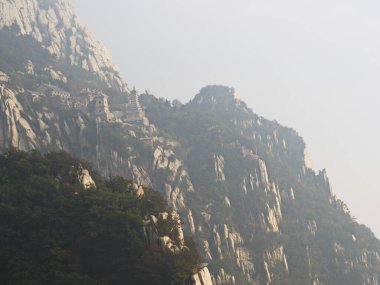 Shaolin Manastırı 'ndaki Songshan Dağı aynı zamanda Şaolin Tapınağı olarak da bilinir. Dengfeng, Zhengzhou Şehri, Henan Eyaleti, Çin, 18 Ekim 2018.