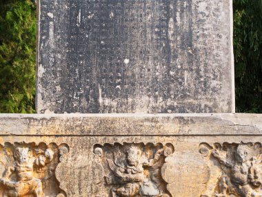 Şaolin Tapınağı 'nın kapısında büyük bir Tang Taş Tableti var. Tang Hanedanlığı dönemindeki en ünlü ve en eski taş tablet. Dengfeng, Zhengzhou Şehri, Henan Eyaleti, Çin, 18 Ekim 2018.