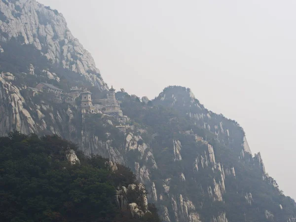 Shaolin Manastırı 'ndaki Songshan Dağı aynı zamanda Şaolin Tapınağı olarak da bilinir. Dengfeng, Zhengzhou Şehri, Henan Eyaleti, Çin, 18 Ekim 2018.