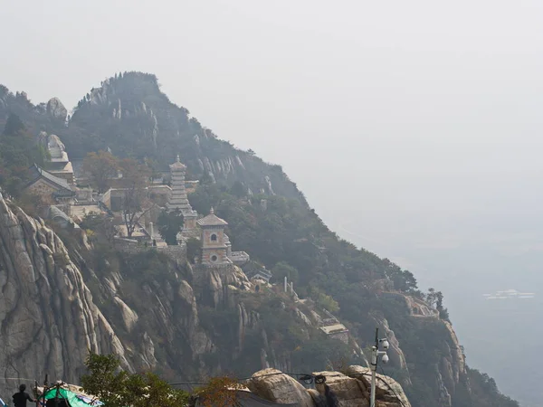 Shaolin Manastırı 'ndaki Songshan Dağı aynı zamanda Şaolin Tapınağı olarak da bilinir. Dengfeng, Zhengzhou Şehri, Henan Eyaleti, Çin, 18 Ekim 2018.