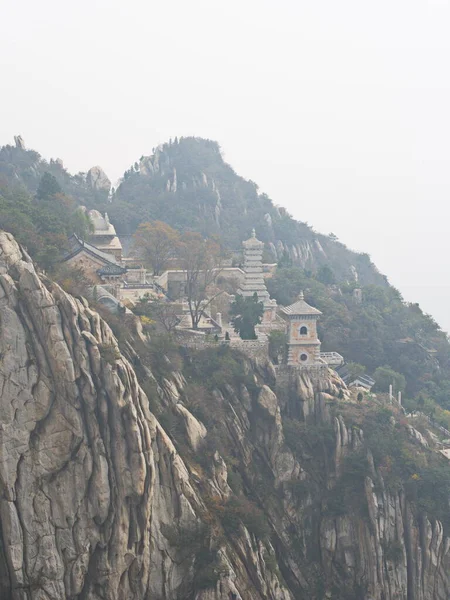 Shaolin Manastırı 'ndaki Songshan Dağı aynı zamanda Şaolin Tapınağı olarak da bilinir. Dengfeng, Zhengzhou Şehri, Henan Eyaleti, Çin, 18 Ekim 2018.