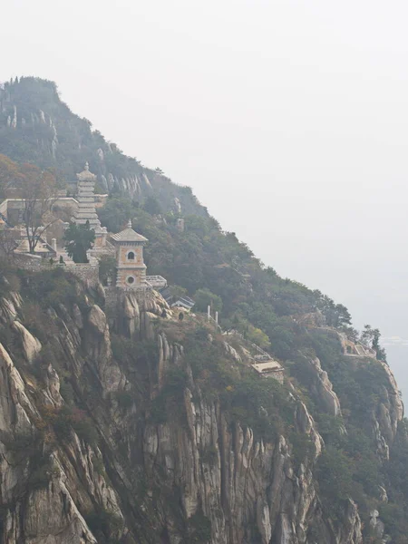 Shaolin Manastırı 'ndaki Songshan Dağı aynı zamanda Şaolin Tapınağı olarak da bilinir. Dengfeng, Zhengzhou Şehri, Henan Eyaleti, Çin, 18 Ekim 2018.