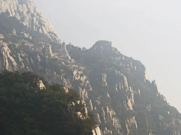 Shaolin Manastırı 'ndaki Songshan Dağı aynı zamanda Şaolin Tapınağı olarak da bilinir. Dengfeng, Zhengzhou Şehri, Henan Eyaleti, Çin, 18 Ekim 2018.