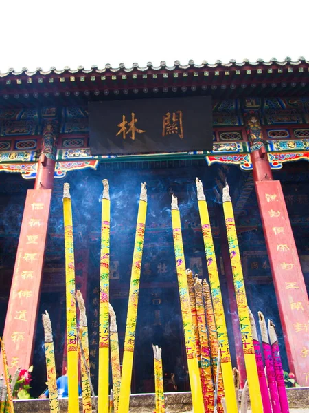 Närbild Rökelse Pinnar Med Rök Guanyu Kinesiska Templet Luoyang City — Stockfoto