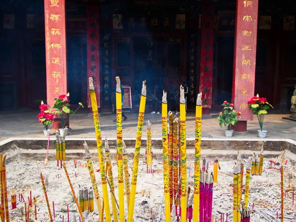 Cierre Palos Incienso Con Humo Guanyu Templo Chino Ciudad Luoyang — Foto de Stock