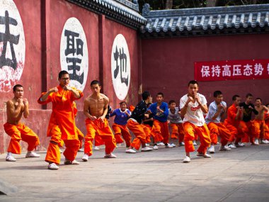Shaolin Çocuk Keşişi, orijinal Şaolin Tapınağı 'nda kung fu öğretiyordu. Dengfeng Şehri, Zhengzhou Şehri, Henan Eyaleti, Çin, 16 Ekim 2018.