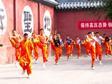 Shaolin Çocuk Keşişi, orijinal Şaolin Tapınağı 'nda kung fu öğretiyordu. Dengfeng Şehri, Zhengzhou Şehri, Henan Eyaleti, Çin, 16 Ekim 2018.