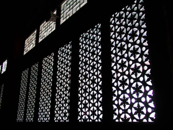 Karanlık ve Ahşap Çin geleneksel penceresinin doğal ışığı Mianshan Dağı Dünya Mirası Alanı, Pingyao Antik Şehri, Shanxi Eyaleti, Çin. 18 Ekim 2018.