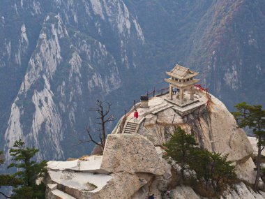 Huashan Dağı, Xian Şehri yakınlarında. Çin 'in en tehlikeli patikası ve taçlandırılmış insanları. Hua Dağı, 18 Ekim 2018 tarihinde Çin 'in Shaanxi ilinin Huayin şehrindeki Çin' in 5 büyük dağından biridir..