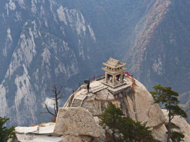 Huashan Dağı, Xian Şehri yakınlarında. Çin 'in en tehlikeli patikası ve taçlandırılmış insanları. Hua Dağı, 18 Ekim 2018 tarihinde Çin 'in Shaanxi ilinin Huayin şehrindeki Çin' in 5 büyük dağından biridir..