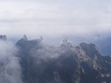 Huashan Dağı, Xian Şehri yakınlarında. Çin 'in en tehlikeli patikası ve taçlandırılmış insanları. Hua Dağı, 18 Ekim 2018 tarihinde Çin 'in Shaanxi ilinin Huayin şehrindeki Çin' in 5 büyük dağından biridir..