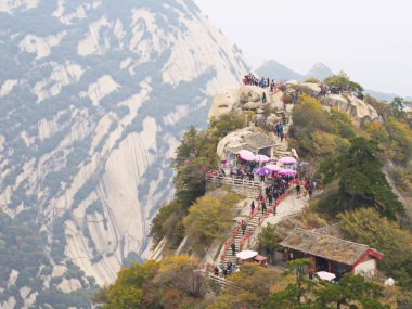 Huashan Dağı, Xian Şehri yakınlarında. Çin 'in en tehlikeli patikası ve taçlandırılmış insanları. Hua Dağı, 18 Ekim 2018 tarihinde Çin 'in Shaanxi ilinin Huayin şehrindeki Çin' in 5 büyük dağından biridir..
