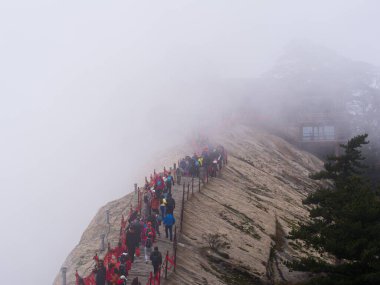 Huashan Dağı, Xian Şehri yakınlarında. Çin 'in en tehlikeli patikası ve taçlandırılmış insanları. Hua Dağı, 18 Ekim 2018 tarihinde Çin 'in Shaanxi ilinin Huayin şehrindeki Çin' in 5 büyük dağından biridir..